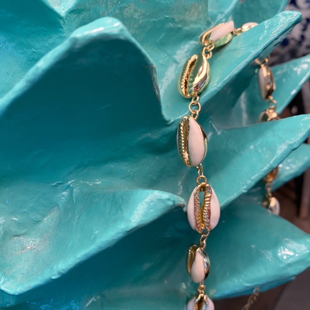 Cowrie Seashell Choker Necklace - Picture 4 of 4